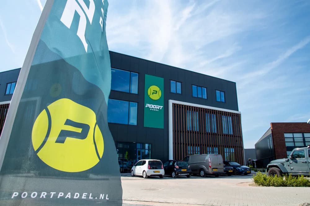 Bedrijfspand van Poort Padel in Almere