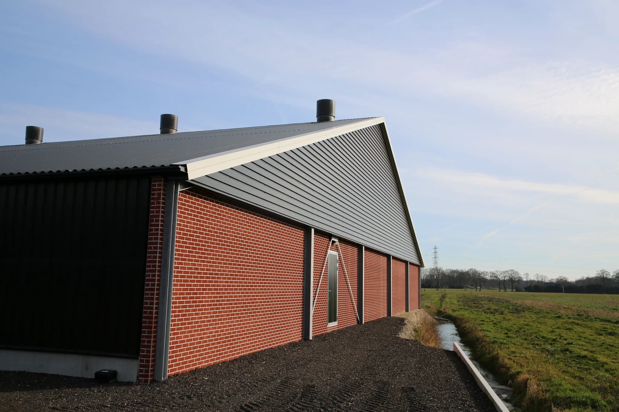 Gevel en dak van de vleeskuikenstal in Putten met geïsoleerde dakpanelen