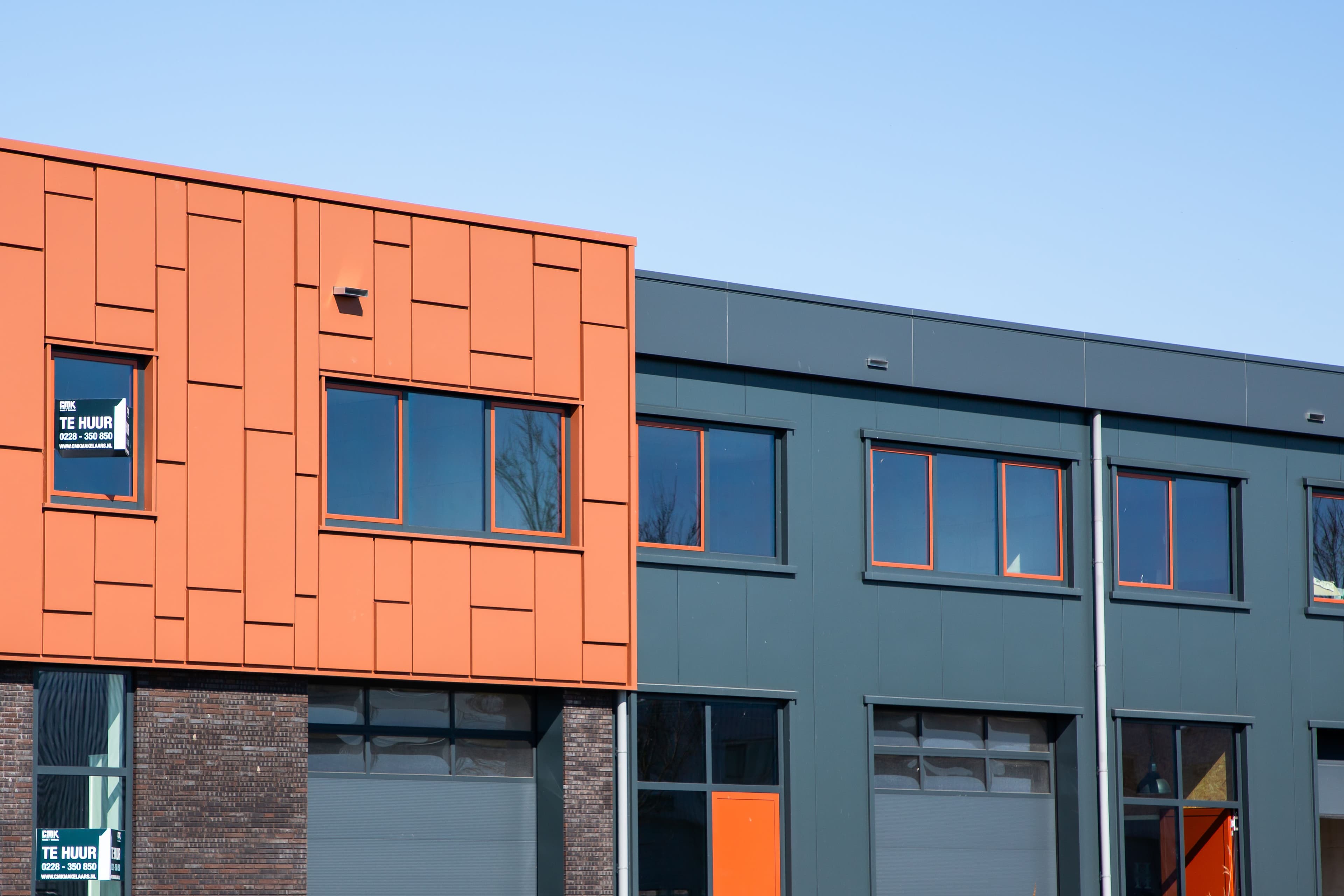 Gevelbekleding met aluminium composiet en sandwichpanelen bij De Drie Kronen in Enkhuizen