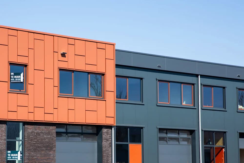 Gevelbekleding met aluminium composiet en sandwichpanelen bij De Drie Kronen in Enkhuizen