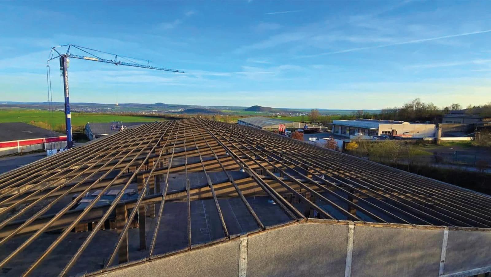 Dakconstructie zichtbaar na asbest verwijderen, voorbereid op renovatie