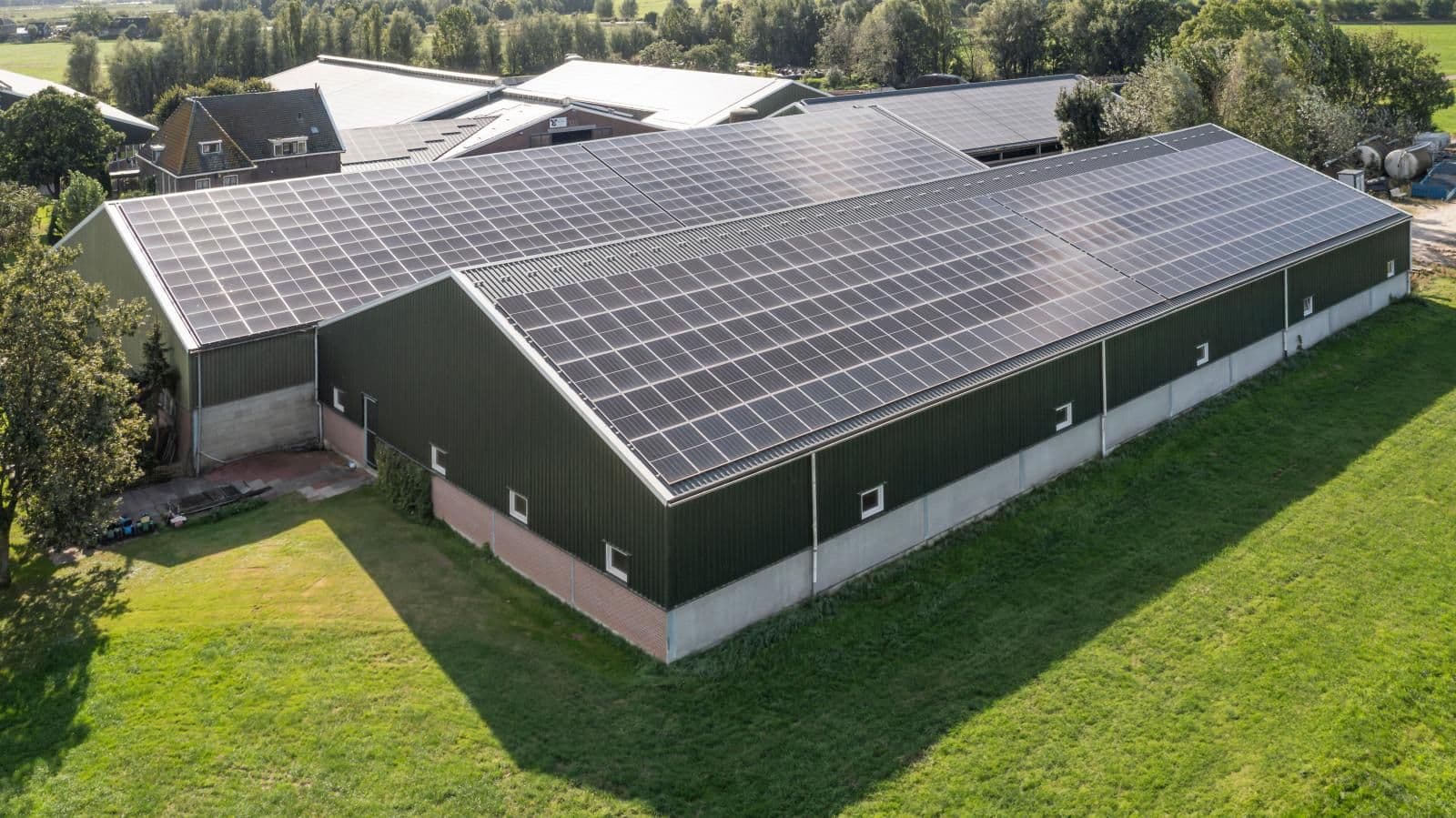 Dakrenovatie van bedrijfshal met geïsoleerde dakpanelen en zonnepanelen