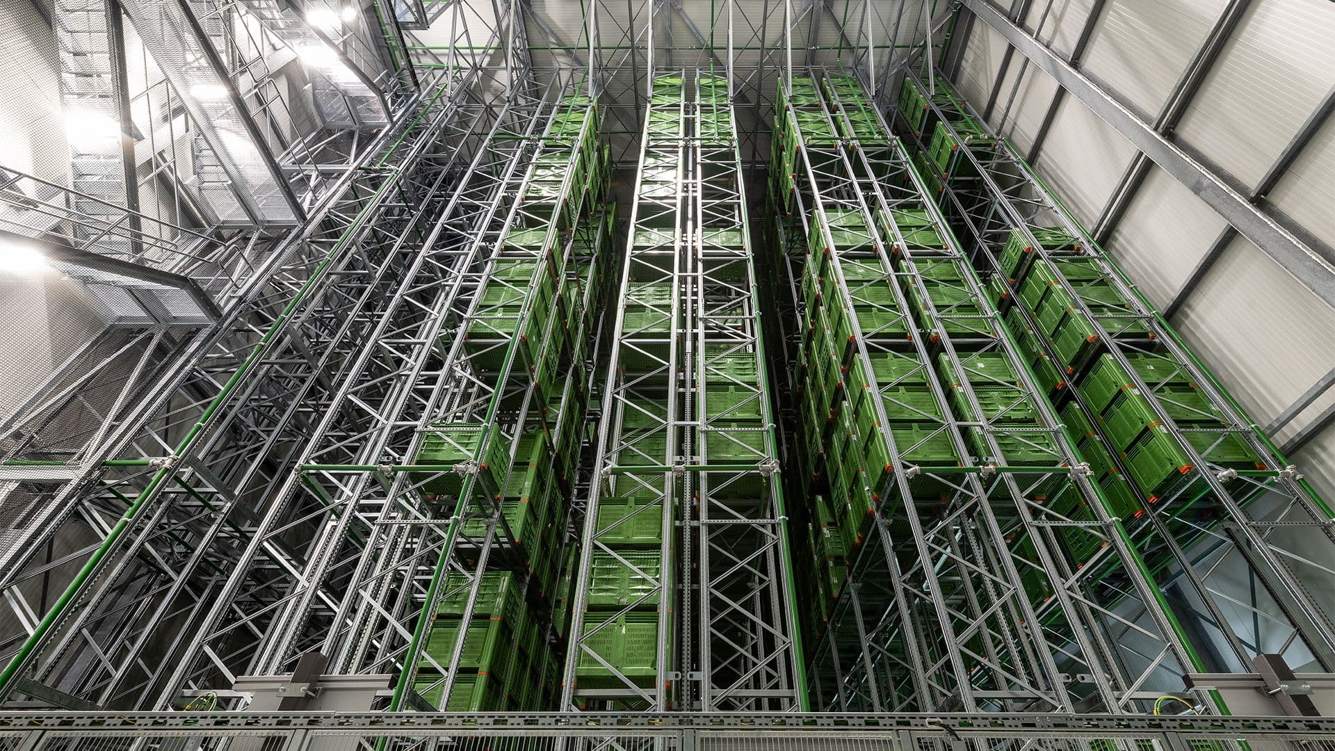 Geautomatiseerd hoogbouwmagazijn in distributiecentrum Fruitmasters Geldermalsen