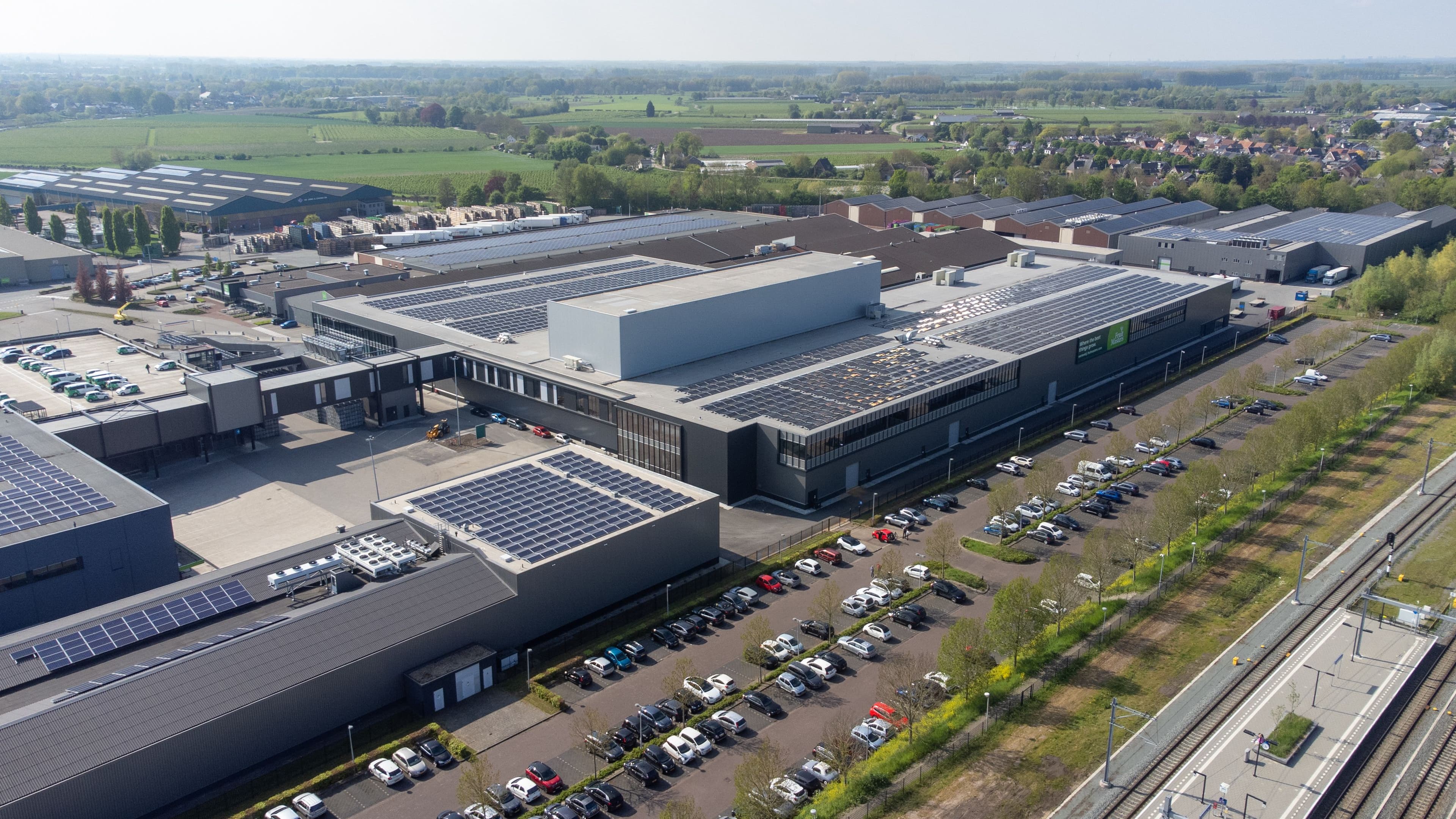 Distributiecentrum van FruitMasters in Geldermalsen met zonnepanelen op het dak