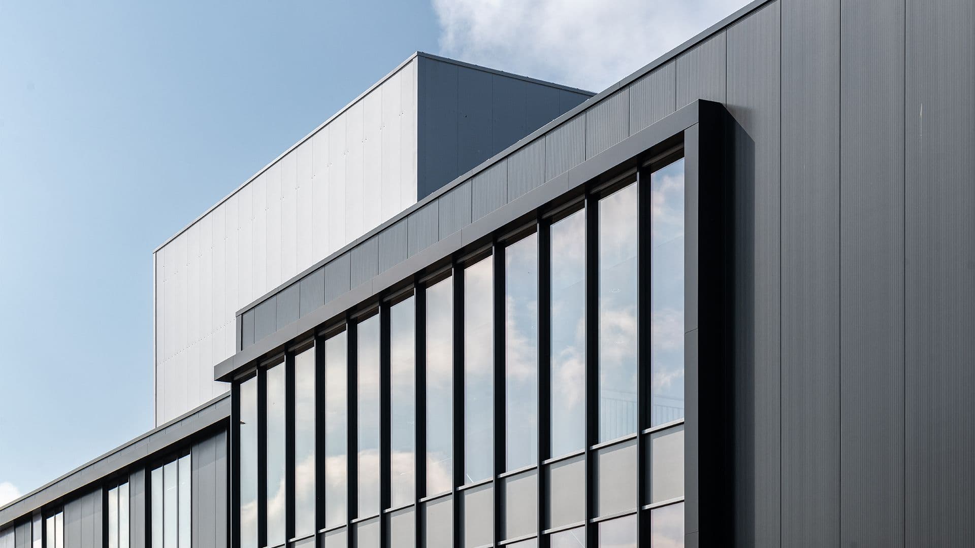 Moderne kantoorgevel van distributiecentrum Fruitmasters in Geldermalsen