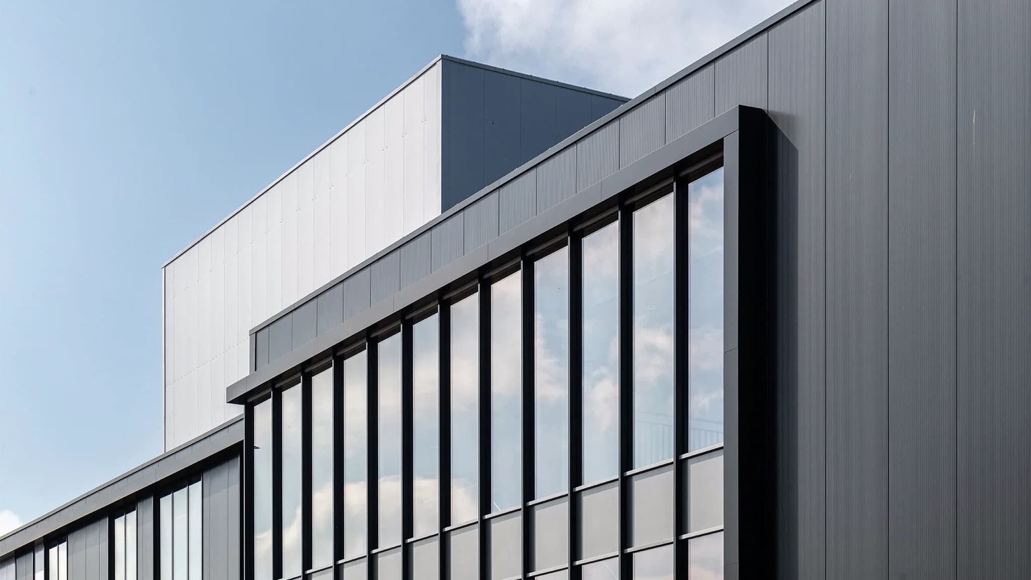 Moderne kantoorgevel van distributiecentrum Fruitmasters in Geldermalsen
