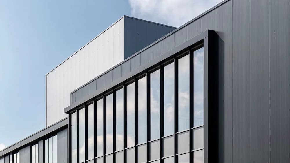 Moderne kantoorgevel van distributiecentrum Fruitmasters in Geldermalsen