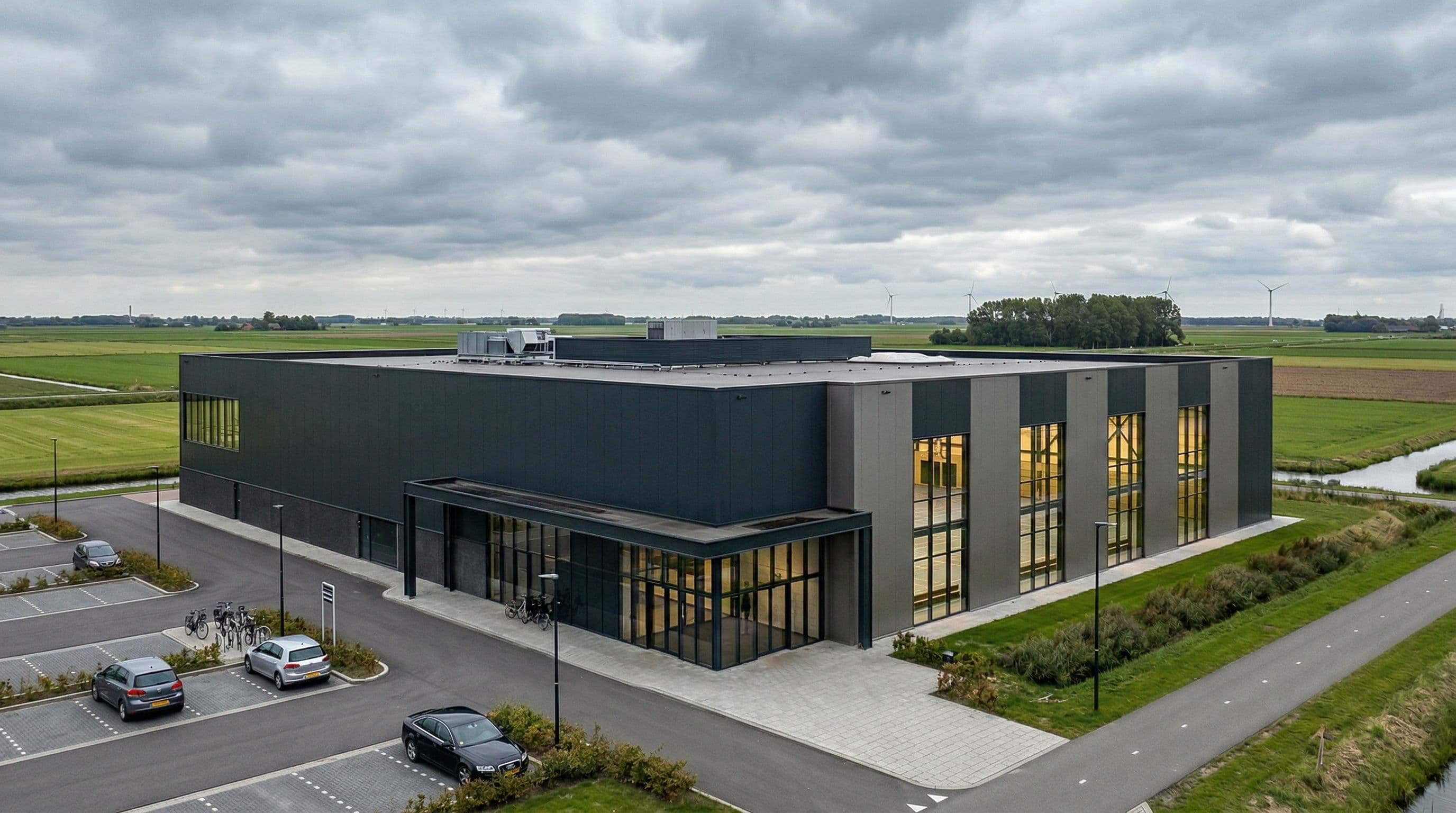 Moderne sporthal met sandwichpanelen en metalen gevelbekleding in Nederlandse stijl
