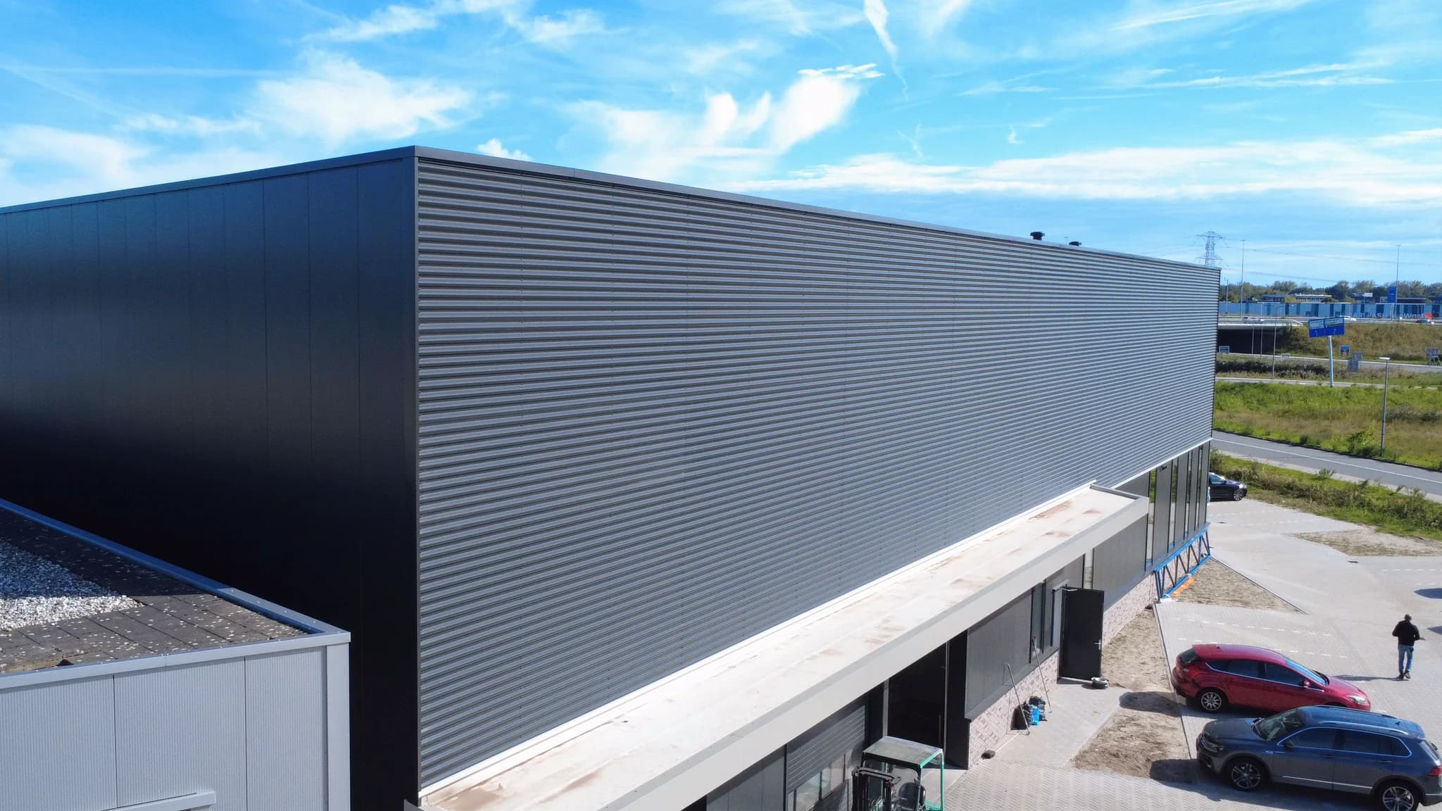 Geïsoleerde wandpanelen aan buitengevel van moderne bedrijfshal in Almere
