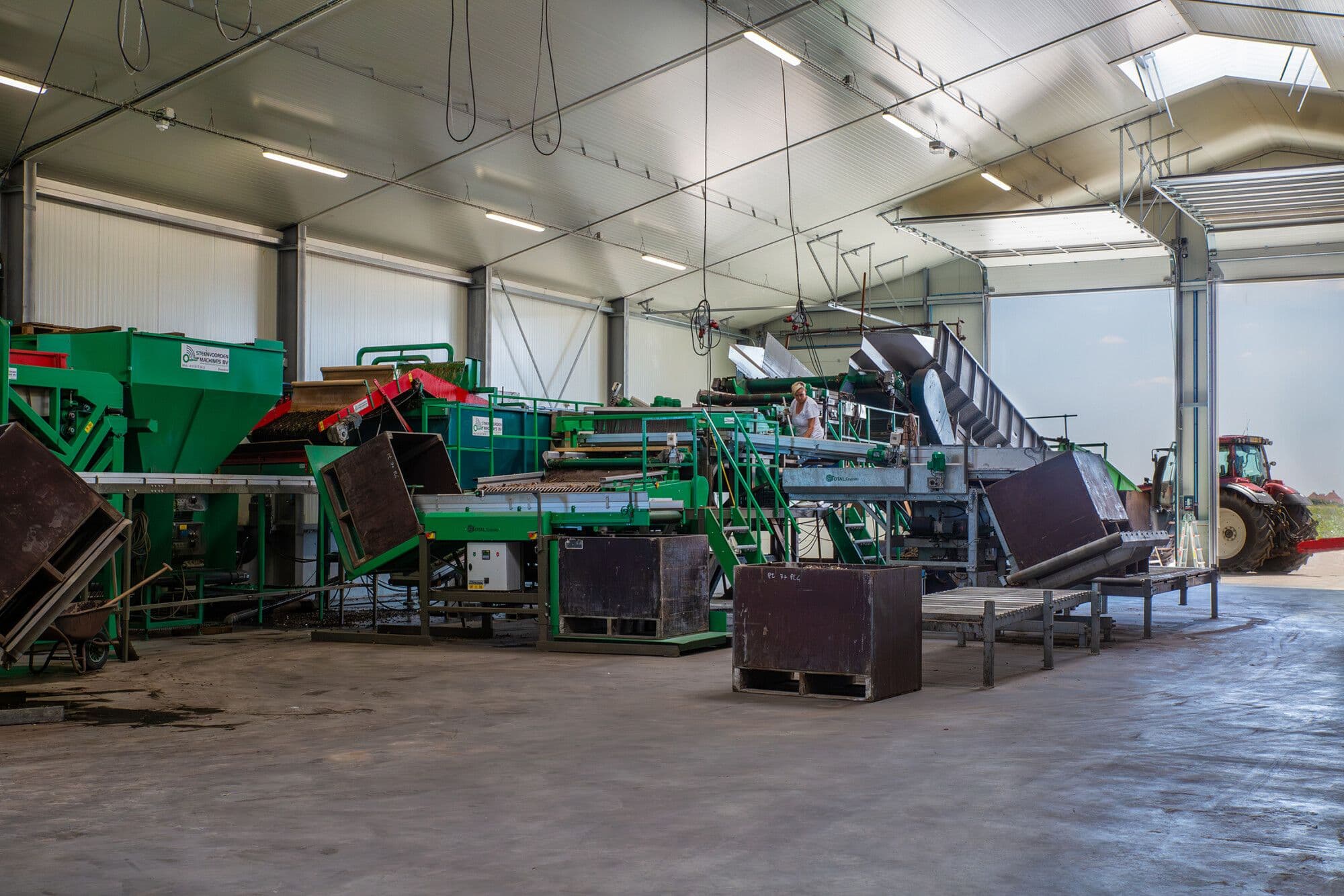 Interieur van de nieuwbouw bedrijfshal van Bloembollenbedrijf P.H. Brouwer in Den Helder