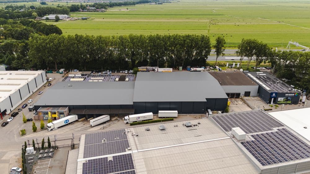 Droneoverzicht van de gerenoveerde bedrijfshallen aan de Hermesweg in Baarn met nieuwe dak- en gevelbeplating door Hardeman Isolatie.