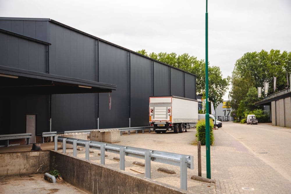 Zijaanzicht van de gerenoveerde bedrijfshallen aan de Hermesweg in Baarn met nieuwe geïsoleerde gevelbeplating door Hardeman Isolatie.
