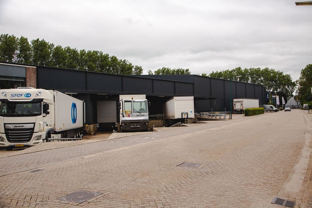 Vooraanzicht van de gerenoveerde bedrijfshallen aan de Hermesweg in Baarn met nieuwe dak- en gevelbeplating door Hardeman Isolatie.