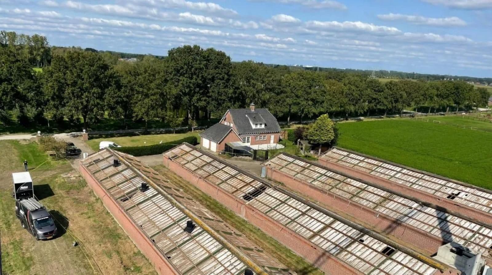 Agrarisch pand tijdens asbest dak vervangen