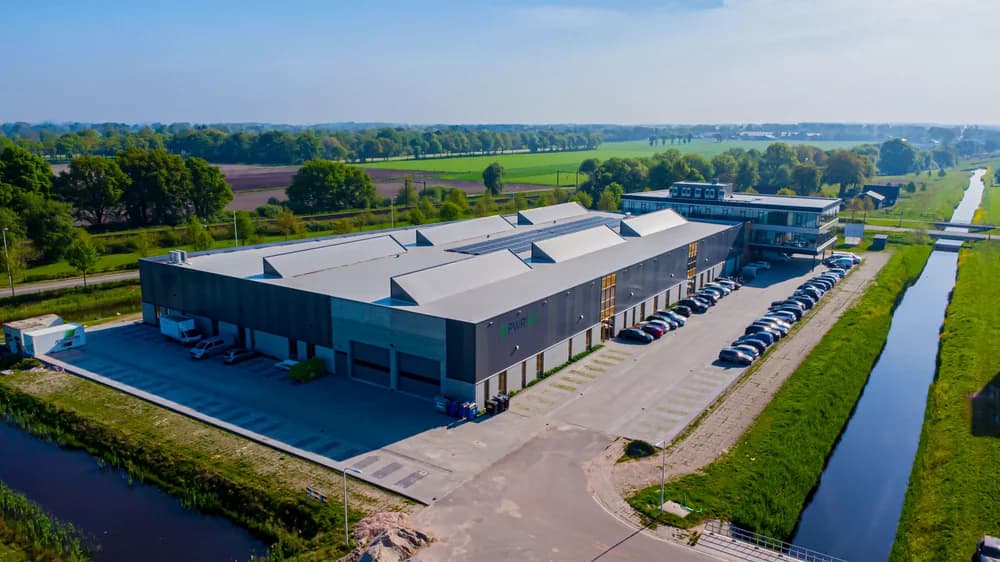 Nieuwbouw bedrijfspand van PWR Pack in Ede met laadzone en moderne gevel