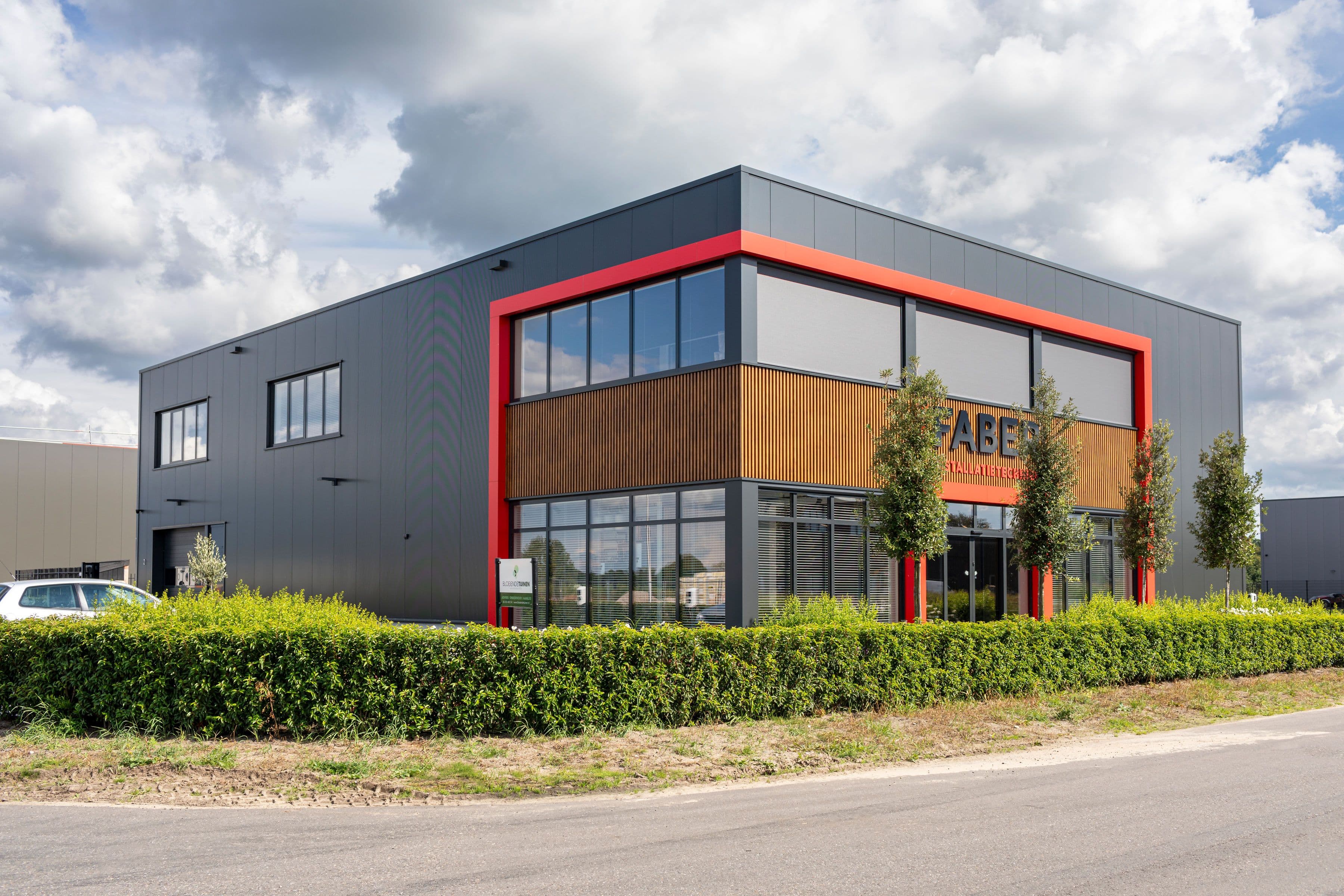 Bedrijfspand van Faber Installatietechniek in Elburg met moderne gevel
