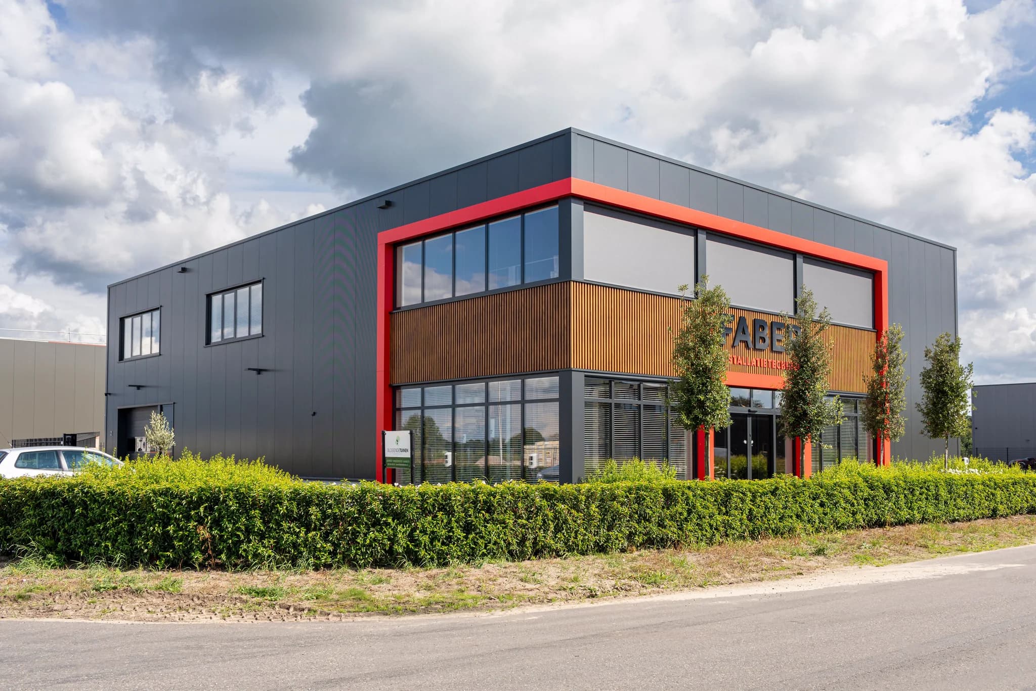 Bedrijfspand van Faber Installatietechniek in Elburg met moderne gevel