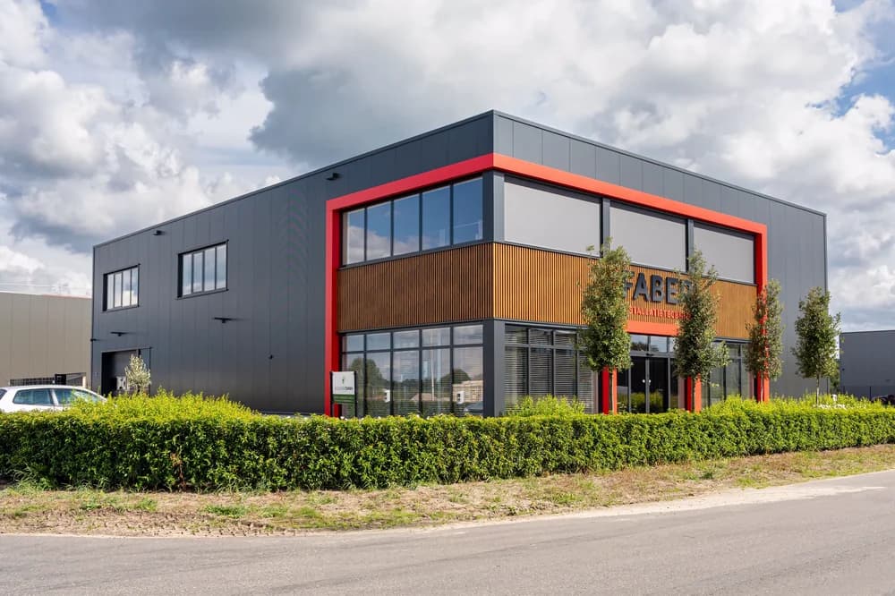 Bedrijfspand van Faber Installatietechniek in Elburg met moderne gevel